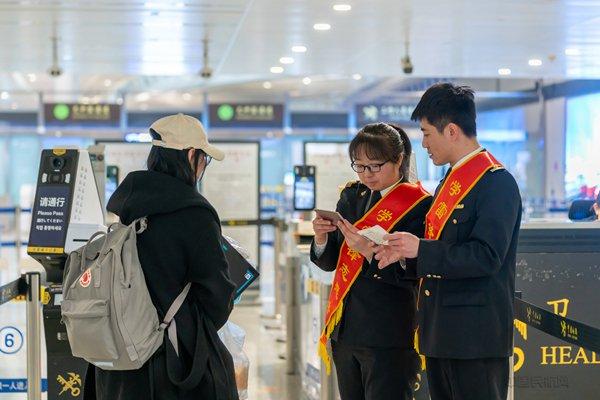 青岛机场集团开展“学雷锋 做雷锋 守护旅客安全出行”志愿服务活动