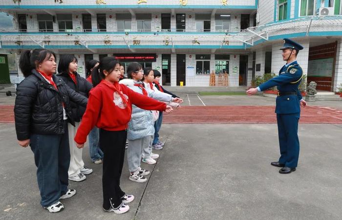 二等功臣、阅兵战士、人民军医……这支硬核“学雷锋”医疗队走进深山希望小学