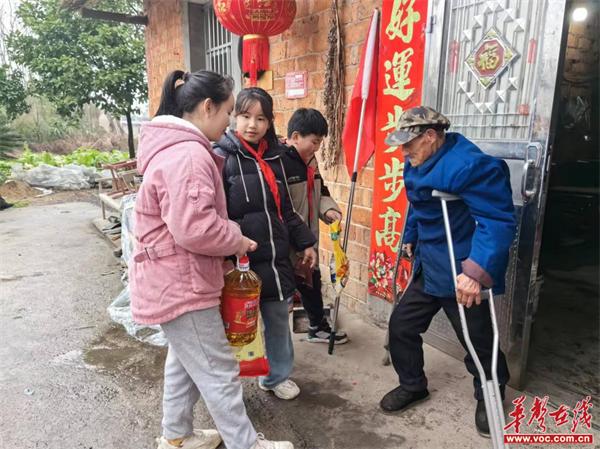 河洑镇汇华聚宝小学:雷锋精神代代传 小小花儿别样红