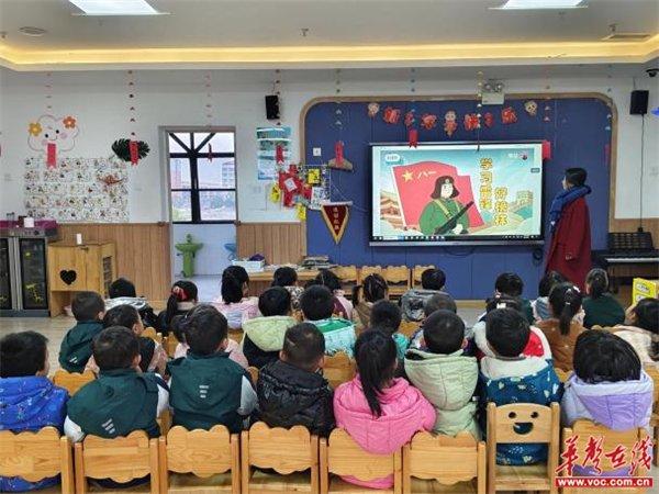 银象幼儿园：阳春三月学雷锋 幼儿园里树新风