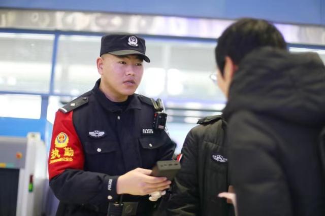 天津铁路警方：春运期间查获网上在逃人员33人 及时清理查处霸座等违治人员