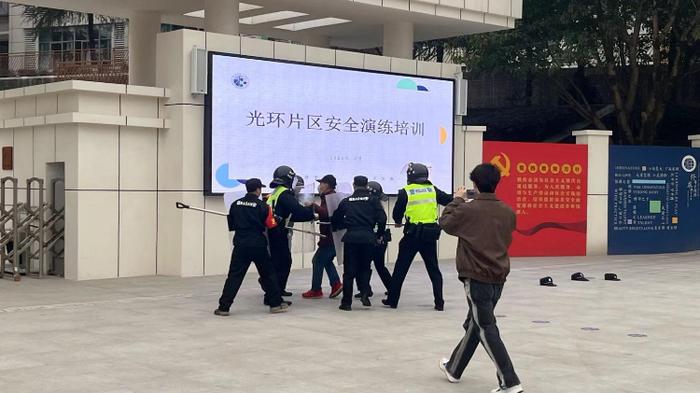 民警化身“安全老师” 两江新区博雅湖霞小学开学“第一课”开讲！