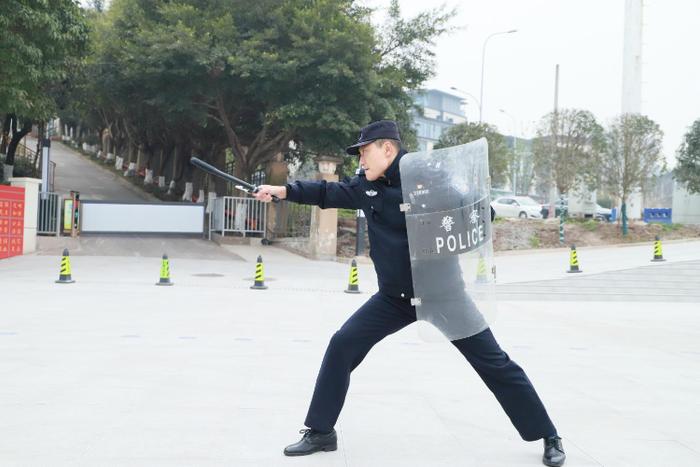 民警化身“安全老师” 两江新区博雅湖霞小学开学“第一课”开讲！