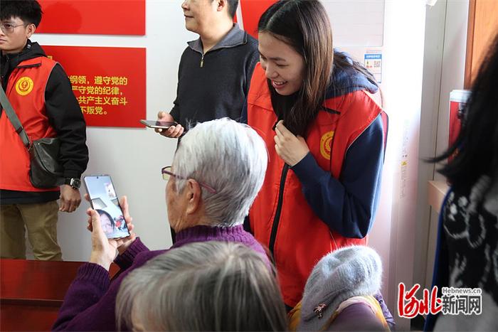 河北经贸大学：中外学子共同开展学雷锋系列志愿活动