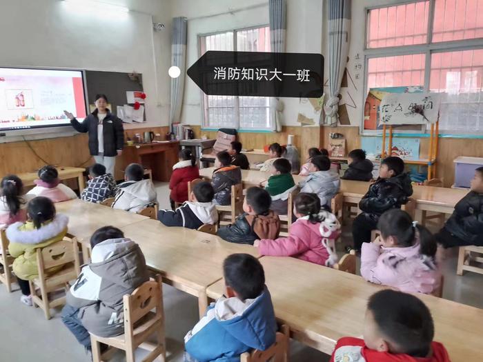 邓州市穰东镇中心幼儿园举办消防安全演练活动