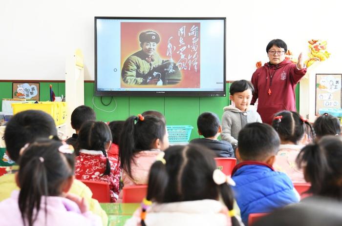 丽江市新苗幼儿园：讲雷锋故事 学雷锋精神