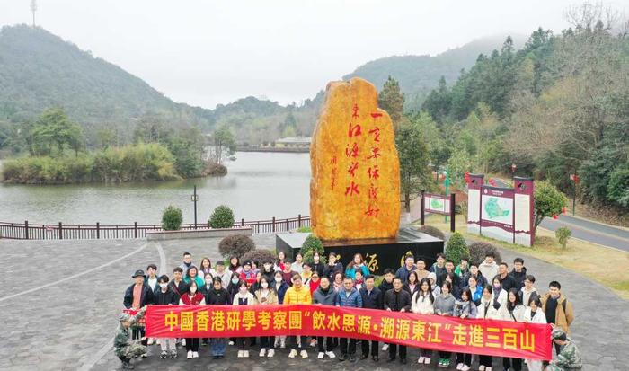 (组图)香港中学生在东江源头安远唱响《我和我的祖国》