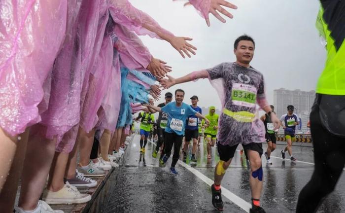 聚焦清马｜最新鲜、最大雨……历届“清马”盘点，你跑过几场？