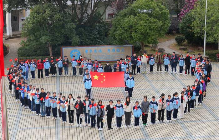 (组图)香港中学生在东江源头安远唱响《我和我的祖国》