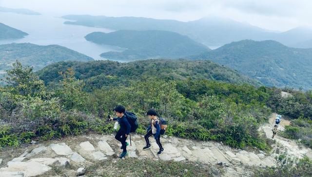 7天负重徒步100公里，翻越20多座山，杭州一群家长带娃极限挑战，孩子们的表现令人意外
