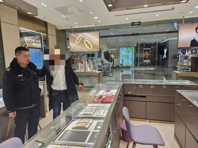 内蒙古一金店发现金项链被仿金假项链替换，确认系内部员工所为