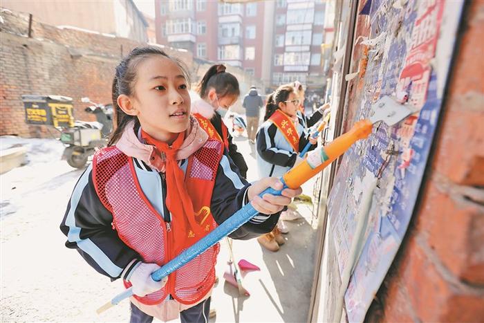 学雷锋纪念日｜少先队员做社区清洁工