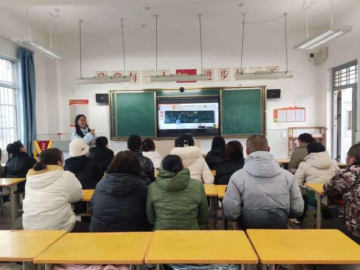 新岁赴春约 携手启新程——灞桥区东李小学召开2024年春新学期家长会