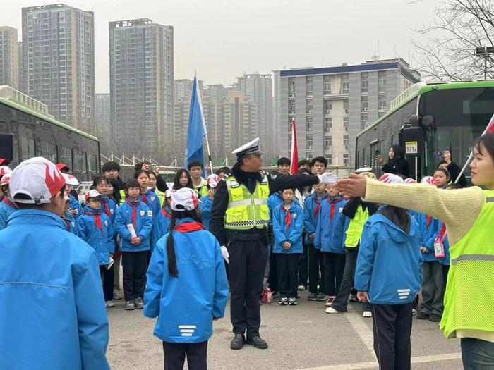 党队志愿行 共创文明城——东城一小党支部组织党员志愿者学雷锋活动