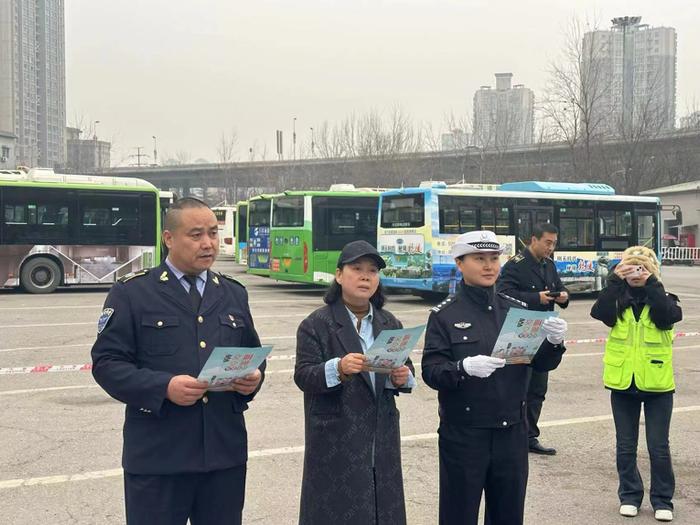 党队志愿行 共创文明城——东城一小党支部组织党员志愿者学雷锋活动