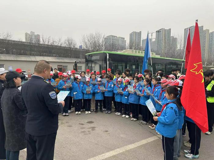 党队志愿行 共创文明城——东城一小党支部组织党员志愿者学雷锋活动