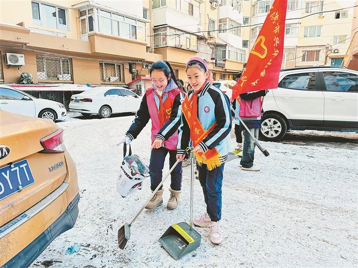 学雷锋纪念日｜少先队员做社区清洁工