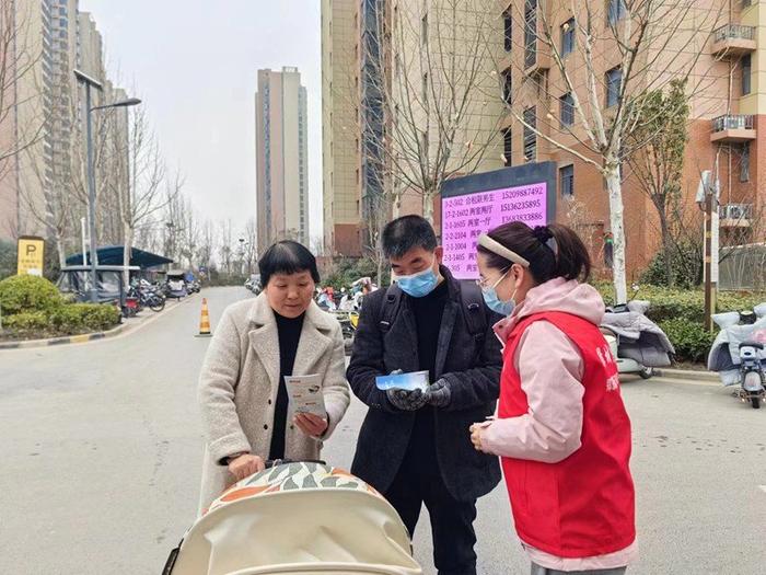 学习雷锋精神 传承榜样力量——郑东新区圃田第一幼儿园组织党员、团员教师代表参与学雷锋系列志愿活动