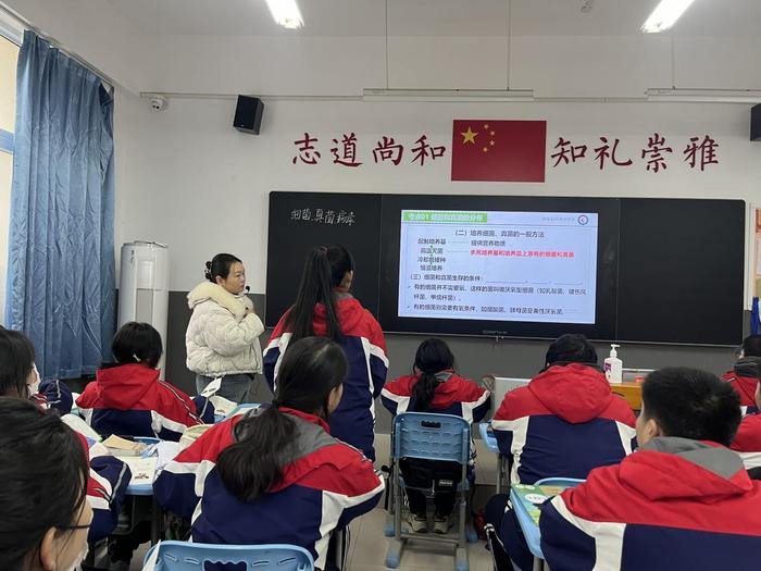 教学视导明方向 求真务实拓新程—中原区教研室深入郑州市第六十四中学听课指导