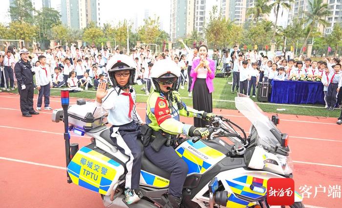 海南省中小学生交通安全体验示范课活动走进滨海九小美丽沙分校