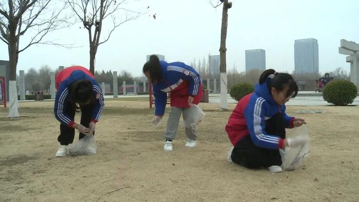 弘扬雷锋精神 争做商丘好人——商丘市新城实验小学到好人广场开展义务劳动