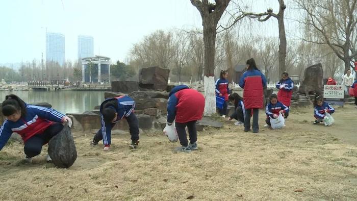 弘扬雷锋精神 争做商丘好人——商丘市新城实验小学到好人广场开展义务劳动