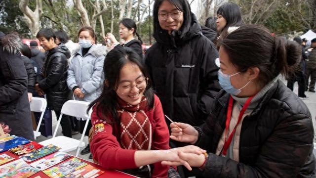 庆“三八”公益市集市开市，市妇联叫你去捏面人、剪纸、绣绒绣……