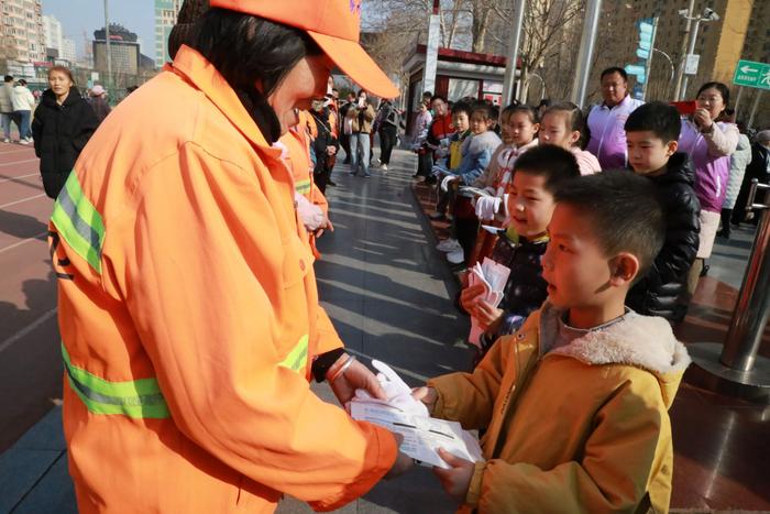 衡报文明小记者团联合中国好人宋瑞平向环卫工人送温暖