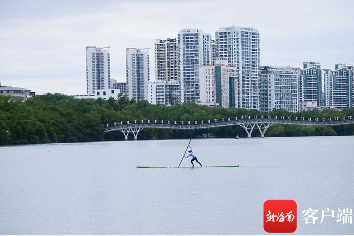 独竹漂女选手何国润备战第十二届全国少数民族传统体育运动会