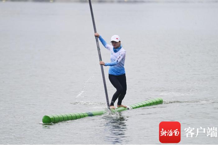 独竹漂女选手何国润备战第十二届全国少数民族传统体育运动会