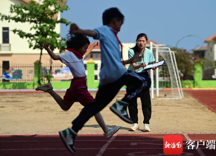 独竹漂女选手何国润备战第十二届全国少数民族传统体育运动会