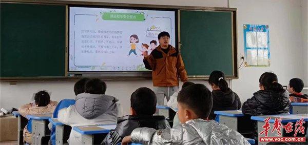 西湖管理区西洲小学：加强校车安全管理 护航学生乘车安全