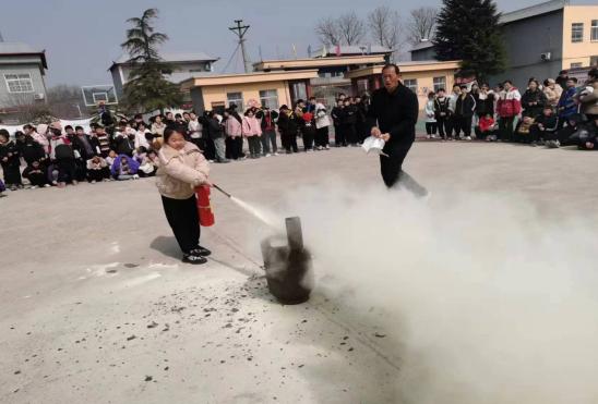 南召县四棵树乡盆窑小学：做好消防演练 共筑平安校园