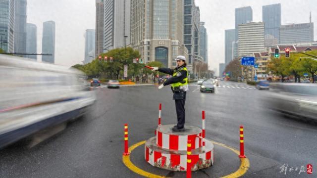 她是朋友圈里的“鸽王”，也是最年轻的交警女中队长