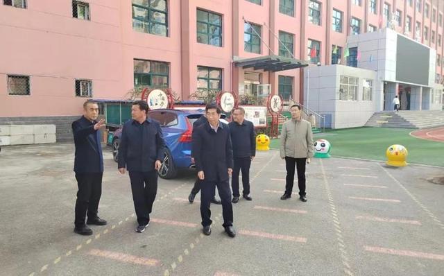 教育高质量发展看山西：忻州市教育局党组书记、局长刘新明在市实验小学调研指导校园安全和“双减”工作