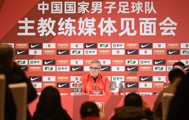 足球——中国男足新任主教练布兰科·伊万科维奇出席媒体见面会