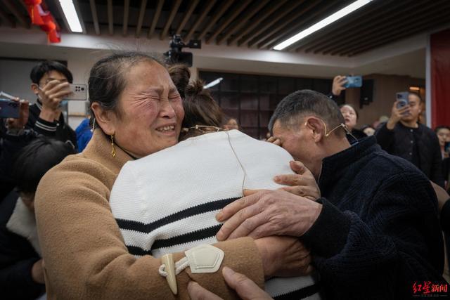 女孩3岁时被拐，时隔35年在三八节与亲生父母团聚：小时候每晚梦想追着星星跑回到他们身边