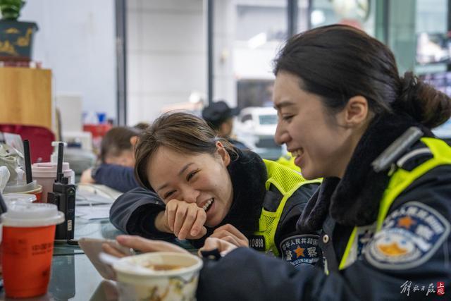 她是朋友圈里的“鸽王”，也是最年轻的交警女中队长