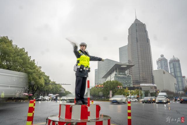 她是朋友圈里的“鸽王”，也是最年轻的交警女中队长