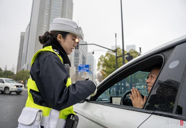 她是朋友圈里的“鸽王”，也是最年轻的交警女中队长