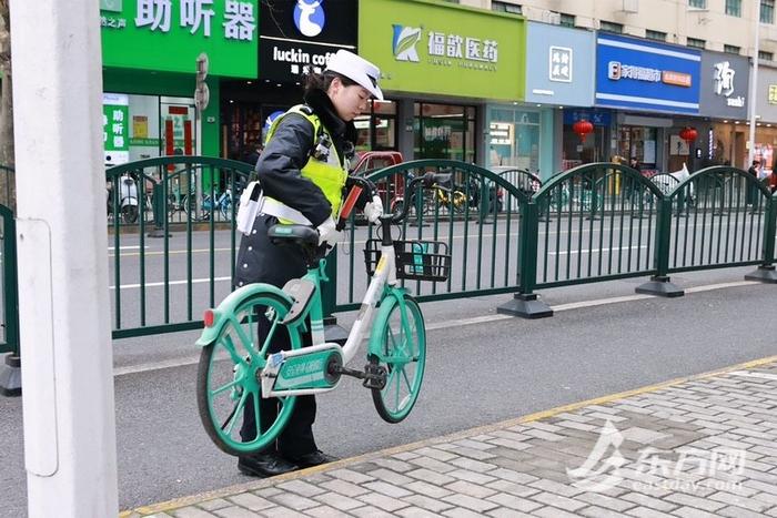 平均年龄不到29岁 这支上海唯一的全女子交警中队如何管好小陆家嘴？