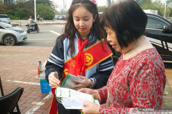 南宁市民主路小学教育集团五象校区开展弘扬雷锋精神系列活动