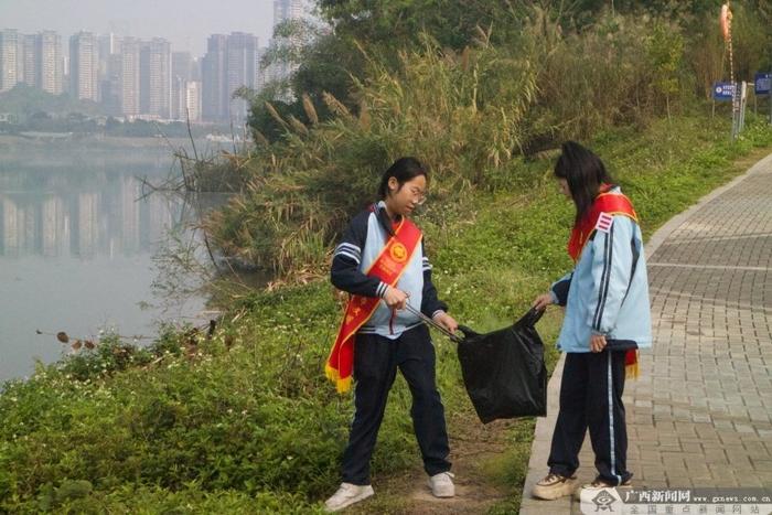 南宁市民主路小学教育集团五象校区开展弘扬雷锋精神系列活动