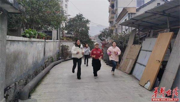 团结协作 共攀高峰 灵溪四小开展庆祝“三八”妇女节登山活动