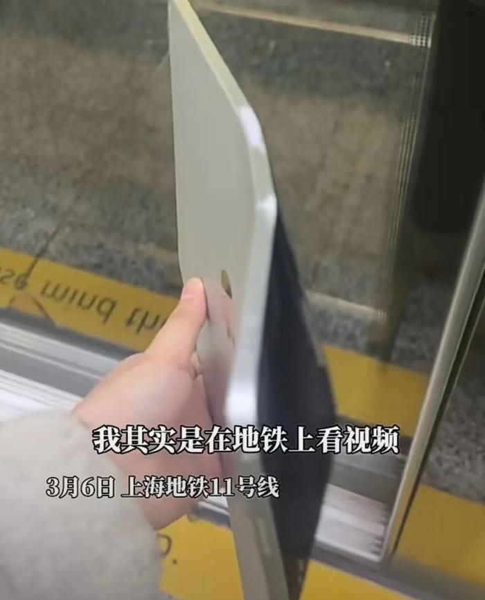 女子搭乘上海地铁，平板电脑遭遇“灾难性损伤”，这个位置尽量别站！