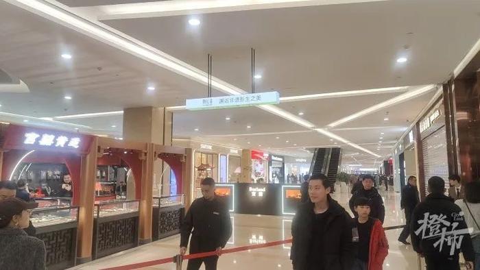 突发！一男子用榔头砸珠宝店柜台，称“我不是中国人”，刚刚杭州警方通报来了→