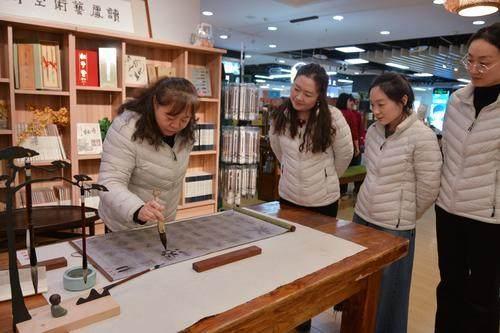 巾帼心向党 春启航新征程——金水区工人第一新村小学开展妇女节系列活动