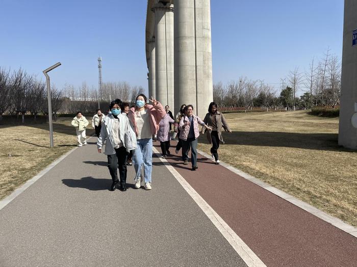 热爱身边的每一个“她” 郑州八十一中举行庆“三八”国际劳动妇女节教职工徒步健康行活动