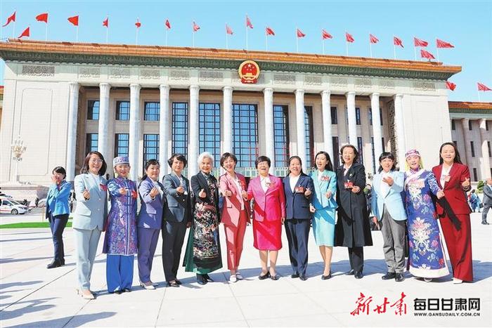 【图片新闻】甘肃代表团的女代表们在人民大会堂前合影留念