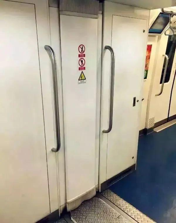 女子搭乘上海地铁，平板电脑遭遇“灾难性损伤”，这个位置尽量别站！